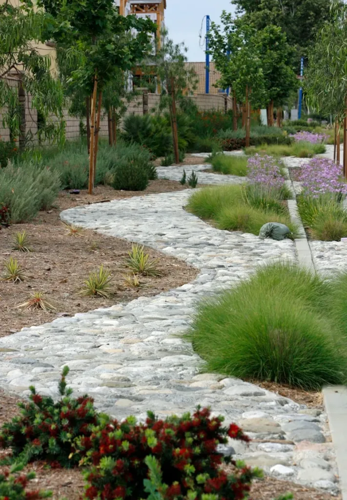 Un camino de piedra serpentea a través de un hermoso jardín.